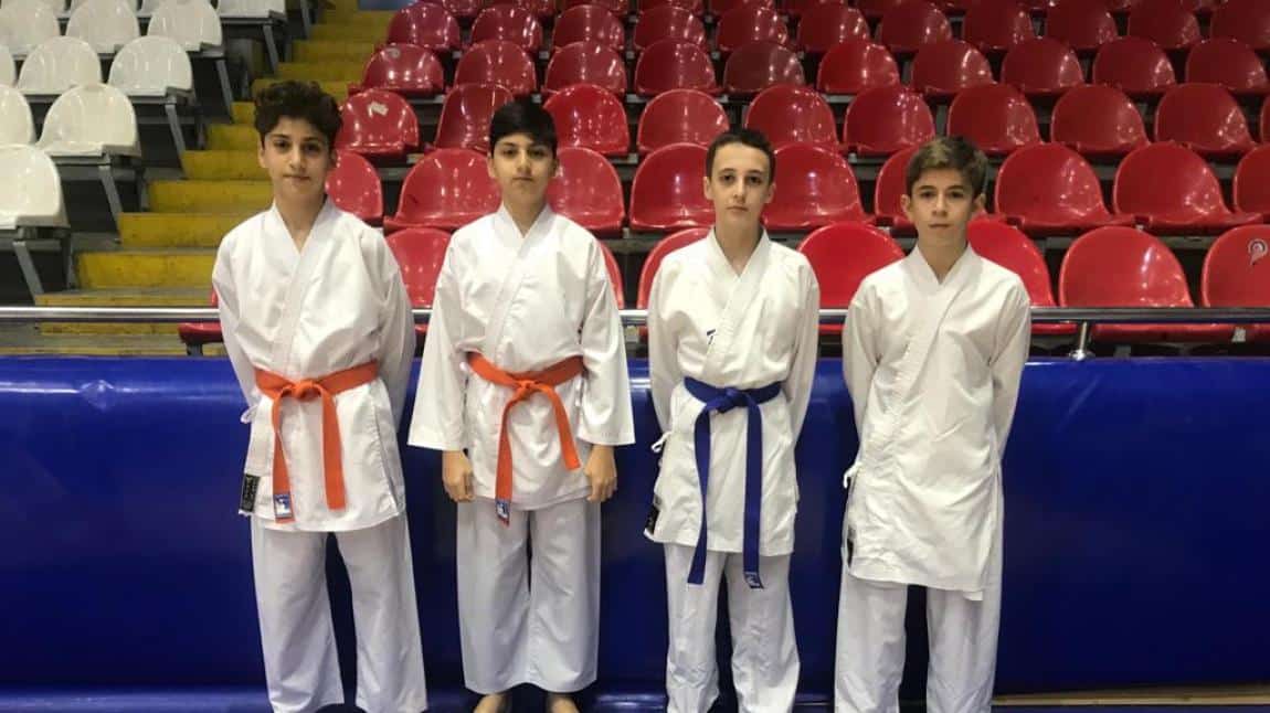 Okulumuz Manisa da karate de 40 kilo da il biricisi Mehmet Mert Dönmez 42 kilo da il ikincisi Tuğra lüleci 48 kilo da il birincisi Kuzey Taş olmuştur